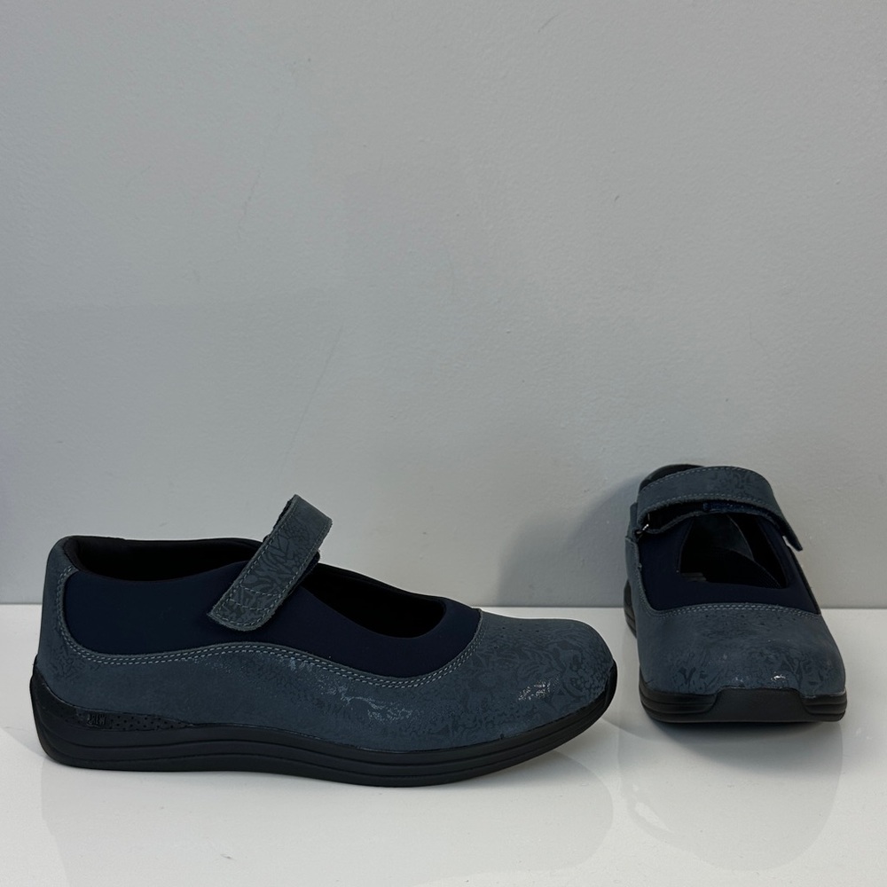 NWT Drew Rose Navy Orthotic Mary Jane Shoes Size 7W